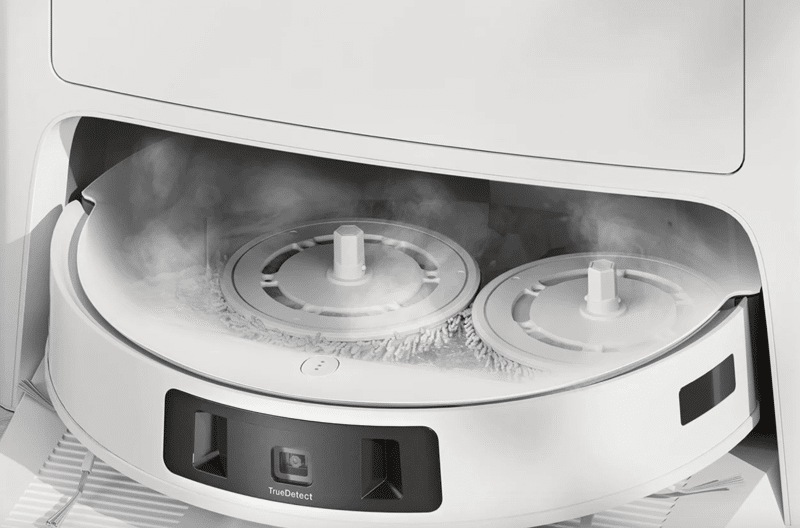 Die Funktionsweise der Heißwasser-Moppreinigung des ECOVACS DEEBOT T20 OMNI ist zu sehen.